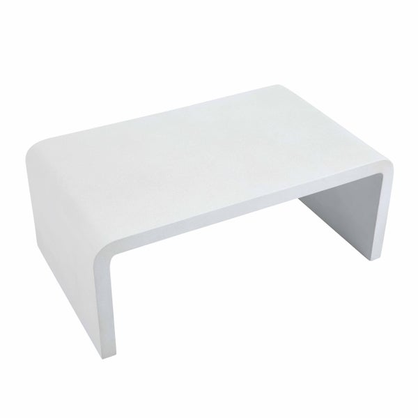 Moderner, U-förmiger Couchtisch aus Beton mit abgerundeten Kanten.