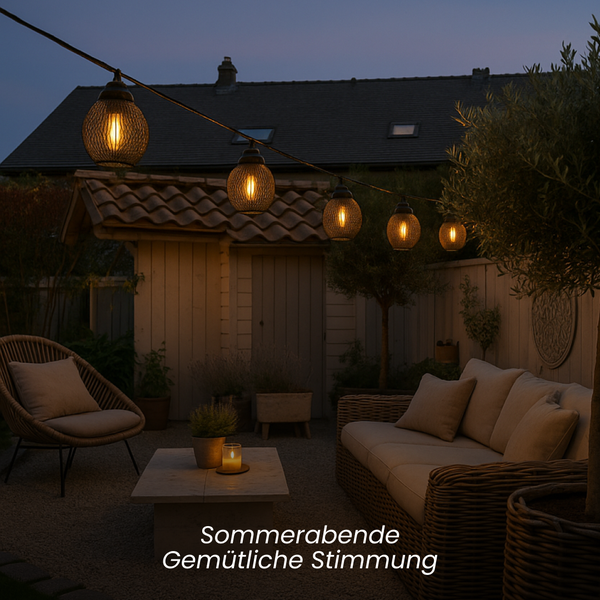 Dekorative Lichterkette beleuchtet eine gemütliche Sitzecke im Garten.