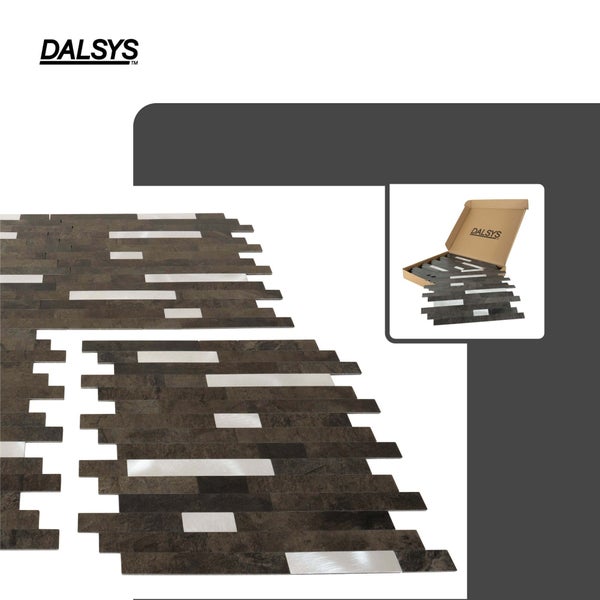 Dalsys Logo und selbstklebende Wandfliesen in Steinoptik mit metallischen Akzenten inklusive Verpackung.