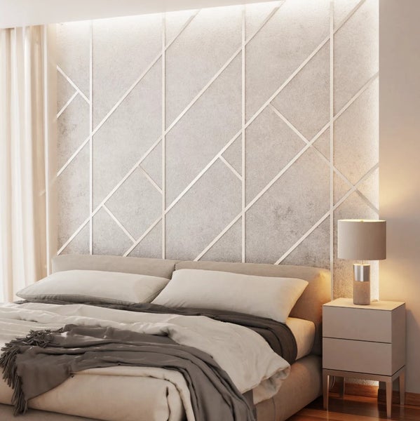 Schlafzimmer mit Bett, Nachttisch und Wandpaneelen