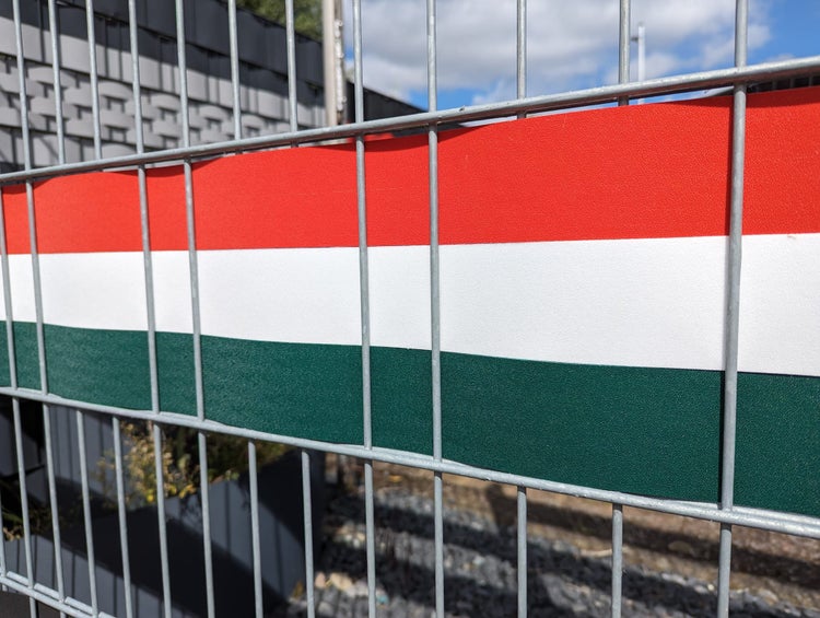 Zaunblende mit ungarischen Nationalfarben