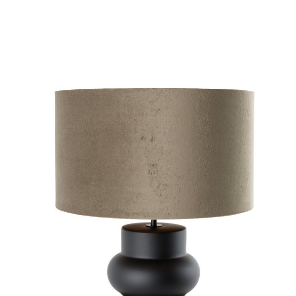 Tischleuchte mit Stoffschirm und dunklem Lampenfuß