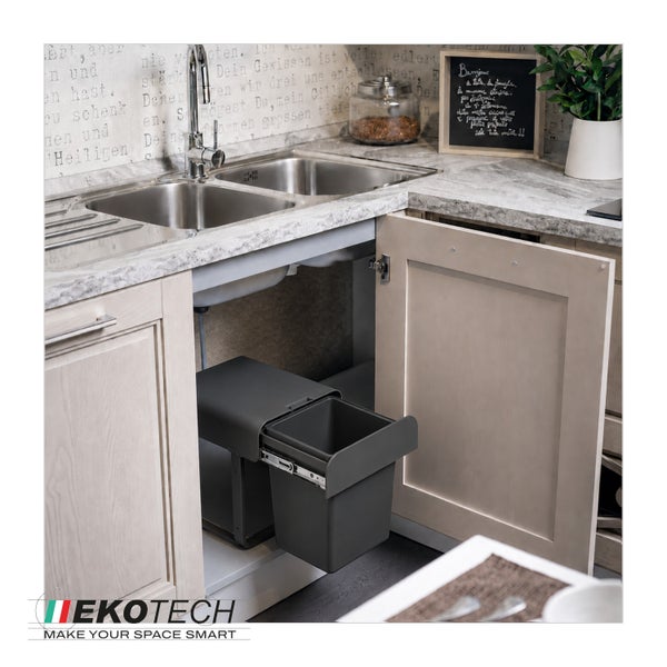 Ausziehbarer Mülleimer im Küchenunterschrank unter einer Edelstahlspüle. Modernes Küchendesign mit Arbeitsplatte in Marmoroptik. EKO TECH Logo.