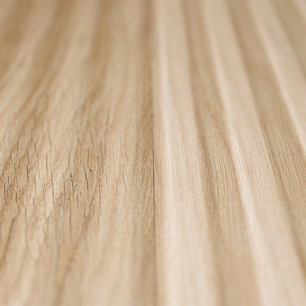 Detailansicht der Holzstruktur eines Laminatbodens mit sichtbarer Maserung.
