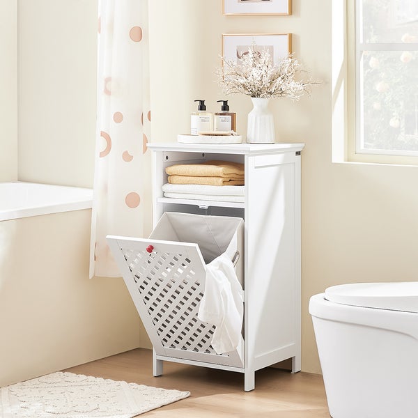 Weißer Badezimmerschrank mit Wäschekorb und Regalen