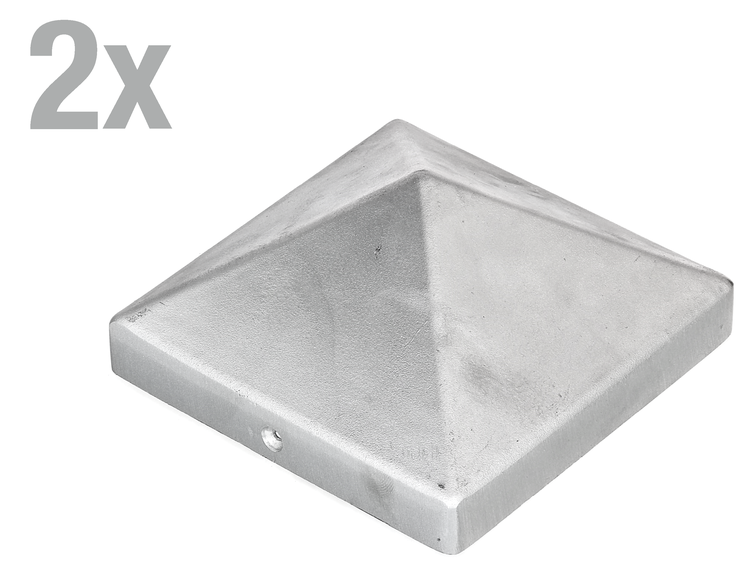 Zwei Pfostenkappen in Pyramidenform aus Metall