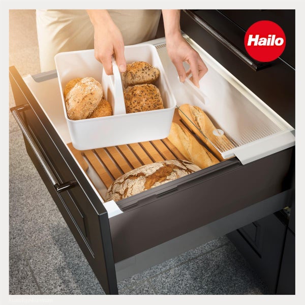 Hailo Brotschublade mit Holzeinsatz, herausnehmbarer Kunststoffbox für Brötchen und Hailo Logo.
