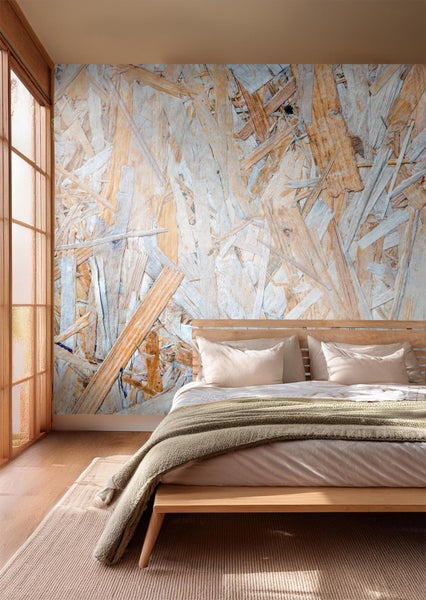 Schlafzimmer mit OSB-Holz-Tapete, Bett und Teppich