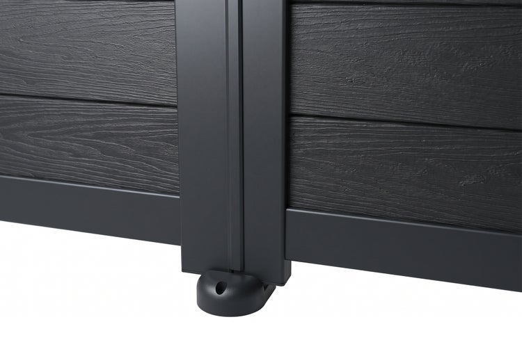 Nahaufnahme eines Sichtschutzzauns in Holzoptik mit einem Metallpfosten und einem Standfuß.