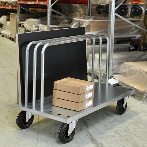 Transportwagen mit Holzplatten und Kartons