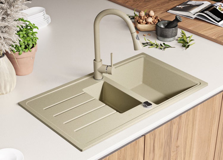 Spültisch mit Abtropffläche und Küchenarmatur auf einer Küchentheke.