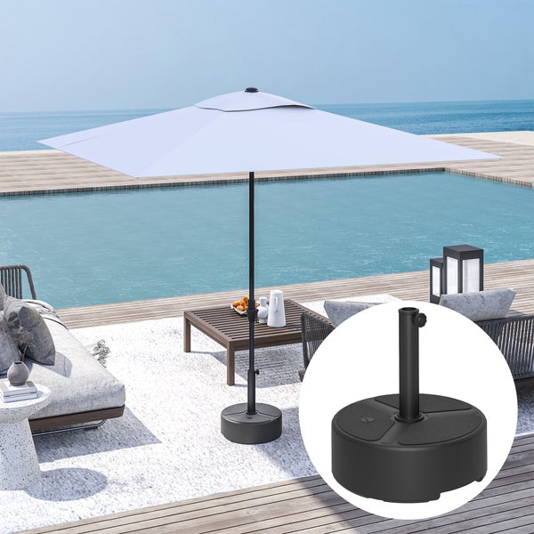 Runder schwarzer Sonnenschirmständer auf einer Terrasse am Pool mit großem weißem Sonnenschirm und Gartenmöbeln.