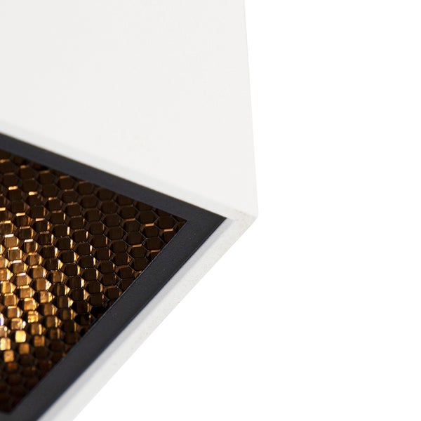 Detailaufnahme einer Deckenleuchte mit Wabengitter