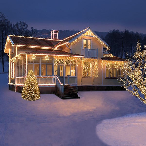 Haus mit festlicher Beleuchtung im Winter