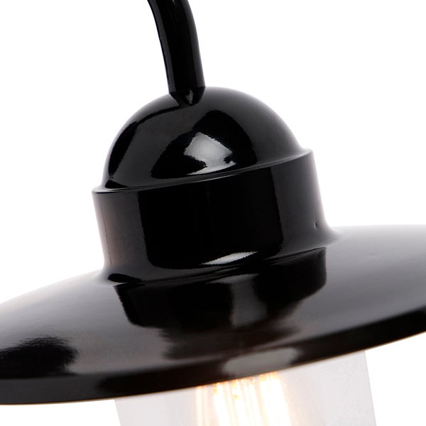 Detailansicht einer schwarzen Außenwandleuchte aus glänzendem Metall mit klarem Glaszylinder.