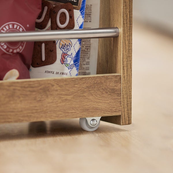 Detailansicht eines Rollwagens aus Holz mit Lebensmitteln