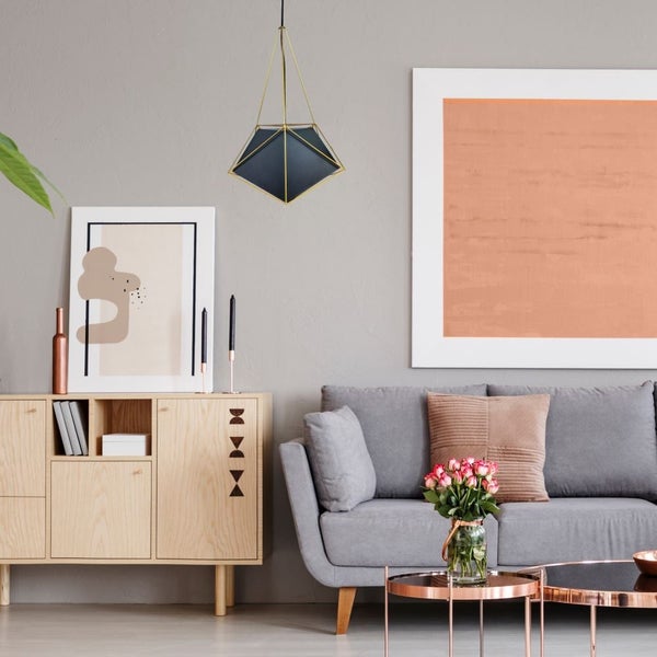 Wohnzimmer mit Sofa, Anrichte, Couchtisch, Lampe und Wanddekoration