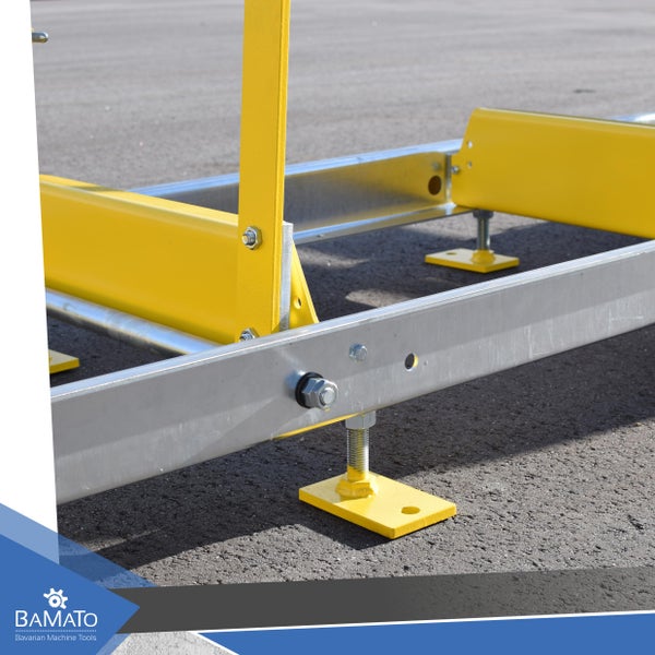 Detailansicht eines Werkbank-Untergestells mit gelben Anschlägen und silberfarbenem Rahmen