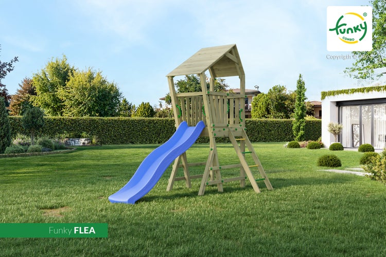 Spielturm Funky FLEA aus Holz mit Wellenrutsche und Leiter in einem hellen, gepflegten Garten. Der Turm hat ein Satteldach. Funky Combo Logo.