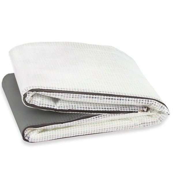 Wohnzimmer mit gemusterter Wand, Kamin, Sessel und Beistelltisch