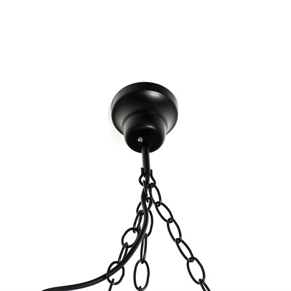 Detailansicht einer Deckenleuchte mit Kettenaufhängung