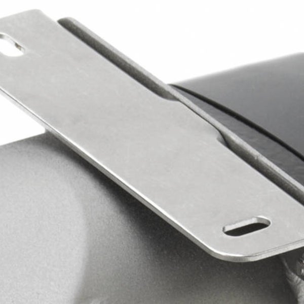 Detailaufnahme einer Montageplatte aus Metall mit zwei Langlöchern zur Befestigung.