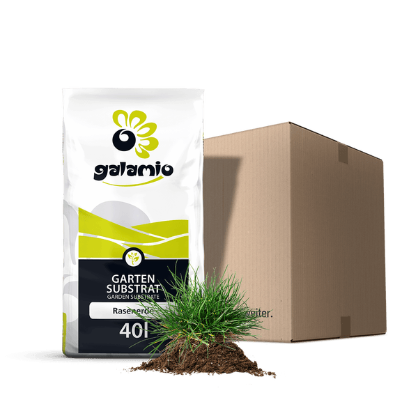 Galamio Gartensubstrat Rasenerde 40 Liter Sack neben einem Versandkarton und einem Grasbüschel auf Erde.
