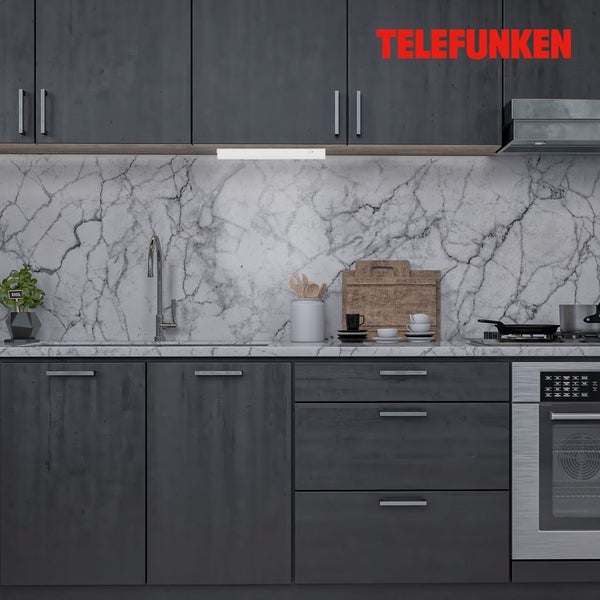 Telefunken LED Unterbauleuchte in moderner Küche mit dunklen Schränken und Marmorrückwand. Telefunken Logo.