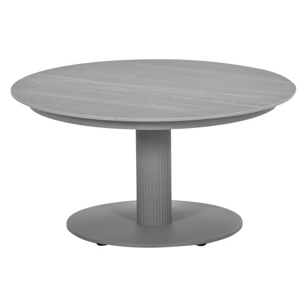 Runder Couchtisch mit grauer Steinoptik-Platte und geriffeltem Säulenfuß.