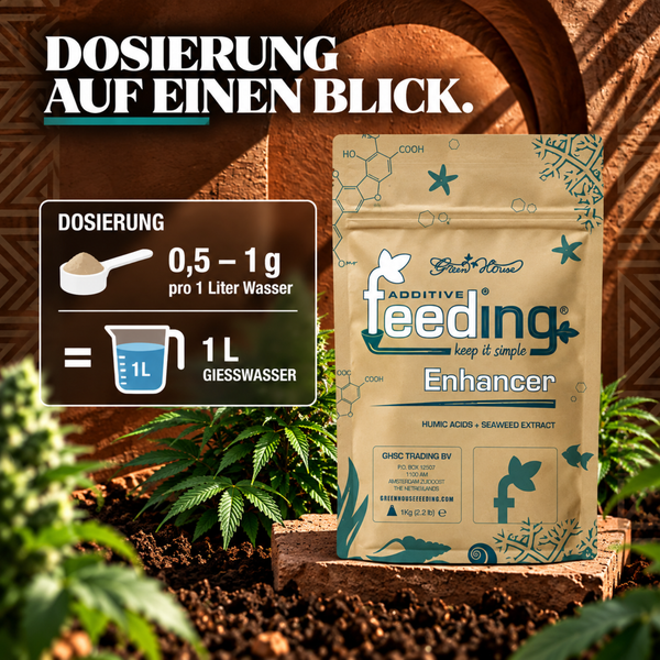 Green House Feeding Enhancer Pulververpackung mit Dosieranleitung für Pflanzenpflege mit Huminsäuren und Algenextrakt in Gartenumgebung.