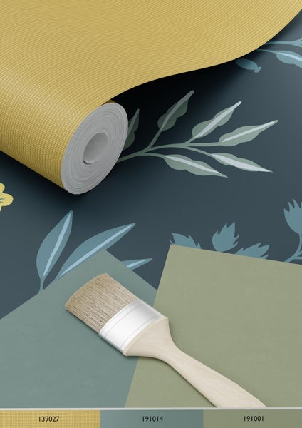 Tapetenrolle mit Blumenmuster, Farbfelder und Pinsel