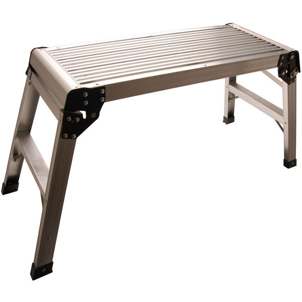 Klappbare Arbeitsplattform aus silbernem Aluminium mit profilierter Standfläche und schwarzen Sicherheitsgelenken.