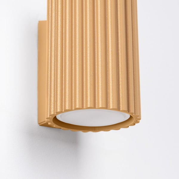 Wandleuchte mit gerippter Oberfläche