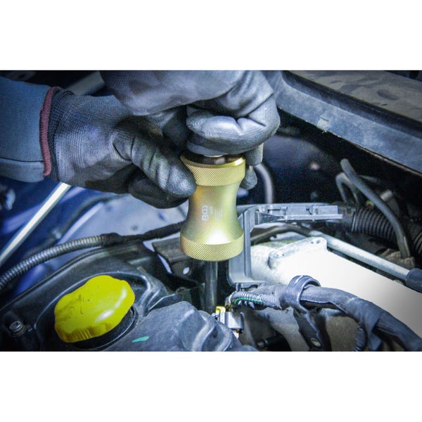 Ein Mechaniker verwendet ein BGS Werkzeug an einem Automotor