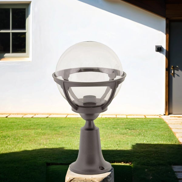 Gartenleuchte mit transparentem, kugelförmigem Lampenschirm auf Rasen