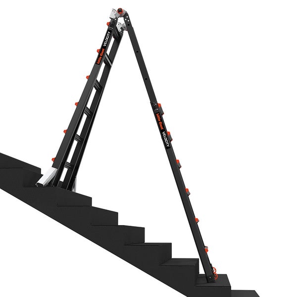 Mehrzweckleiter auf einer Treppe für Arbeiten in verschiedenen Höhen