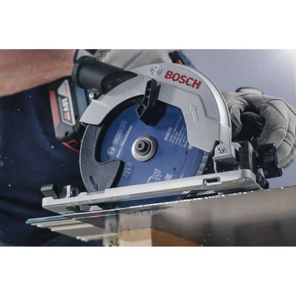 Bosch Handkreissäge beim Schneiden von Material, mit Akkupack