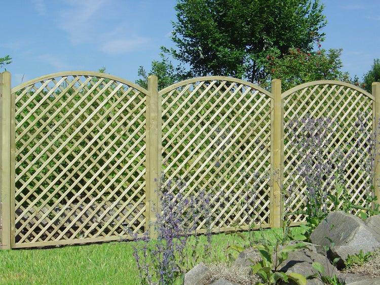 Drei Holzzaunelemente mit Rautenmuster im Garten