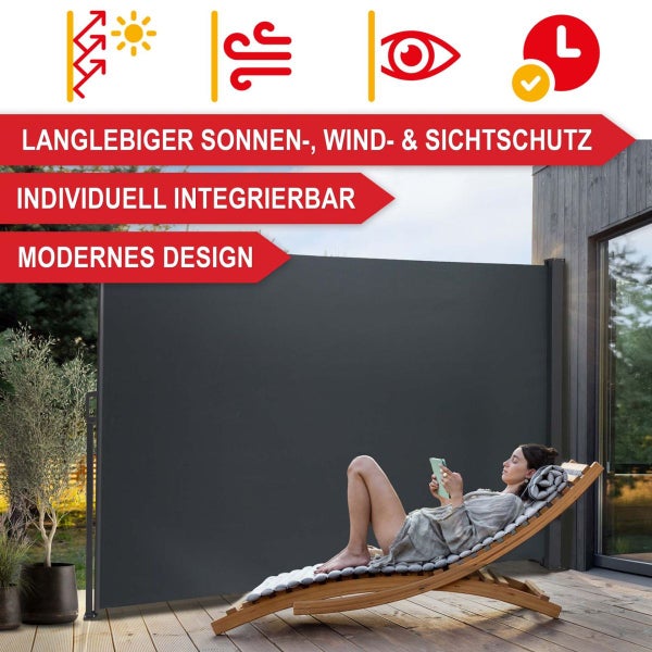 Seitenmarkise auf einer modernen Holzterrasse als langlebiger Sonnen-, Wind- und Sichtschutz. Person auf einer Holzliege. Symbole für Schutzfunktionen.