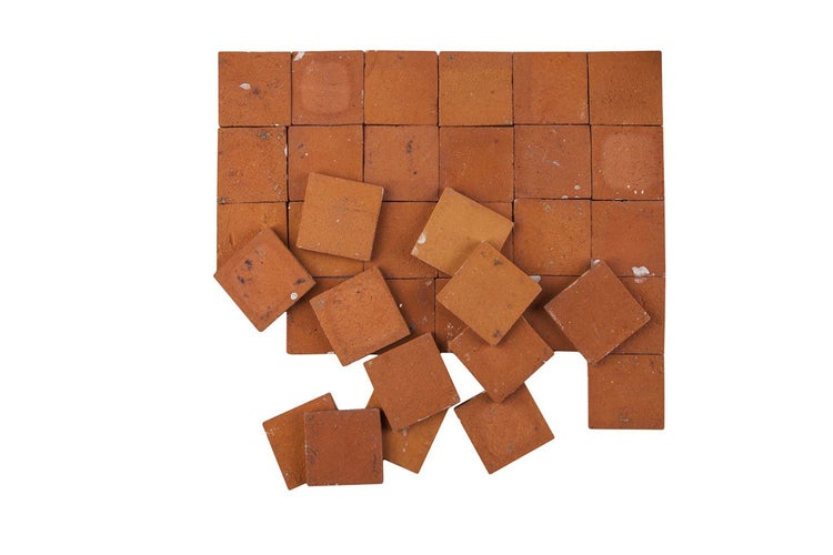 Quadratische Bodenfliesen aus Terrakotta