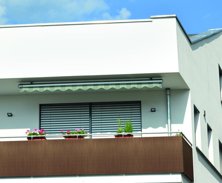 Balkon mit Sichtschutzmatte, Blumenkästen und Markise