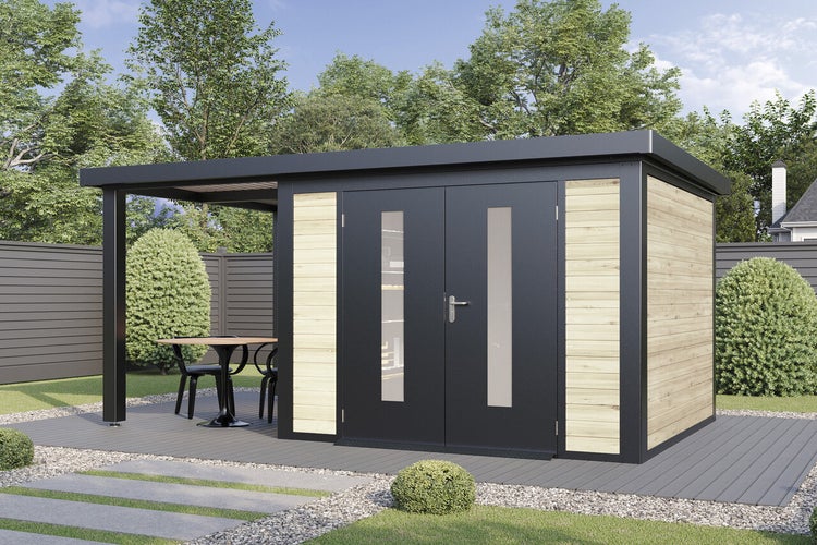 Modernes Gartenhaus mit Flachdach und integriertem Terrassendach, kombiniert Holz und dunkle Elemente, mit Doppeltür und Glaseinsätzen im Garten.