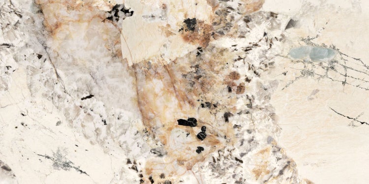 Natursteinfliese mit Marmor-Struktur und mineralischen Einschlüssen.