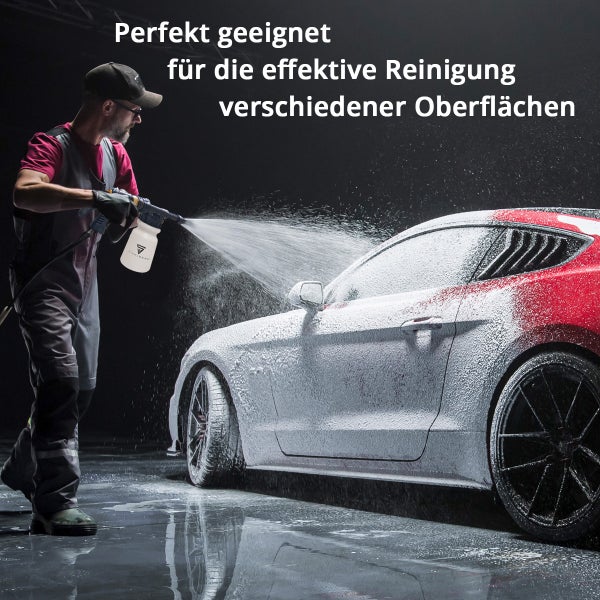 Ein Mann reinigt ein Auto mit einem Schaumsprüher für die Fahrzeugpflege.