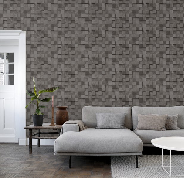 Wohnzimmer mit grauer 3D-Holzoptik-Tapete, Sofa und Zimmerpflanze auf dem Tisch