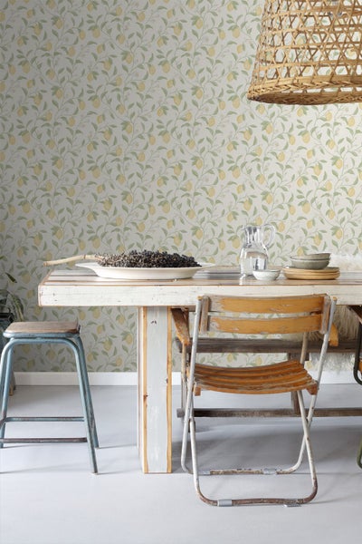 Esszimmer mit Zitrone-Motivtapete, Holztisch, Stühlen und Rattankorb-Lampe