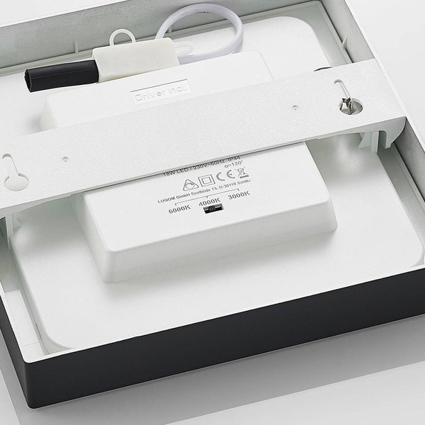 Rückseite einer quadratischen LED-Leuchte, schwarzer Rahmen, inklusive Treiber und Wahlschalter für 3000 Kelvin, 4000 Kelvin und 6000 Kelvin.