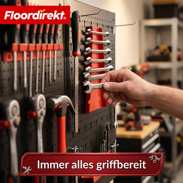 Floordirekt Logo. Organisierte Werkzeugwand aus Metall in einer Werkstatt mit verschiedenen Werkzeugen wie Maulschlüsseln und einem Hammer.
