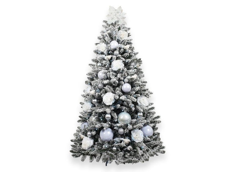 Künstlicher, beschneiter Weihnachtsbaum mit Christbaumschmuck aus Kugeln und künstlichen Blumen als festliche Dekoration.