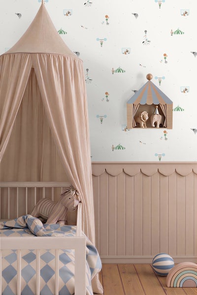 Kinderzimmer mit Zirkus-Tapete, hellrosa Baldachin über dem Gitterbett, Wandpaneelen mit Wellenkante und passender Dekoration.